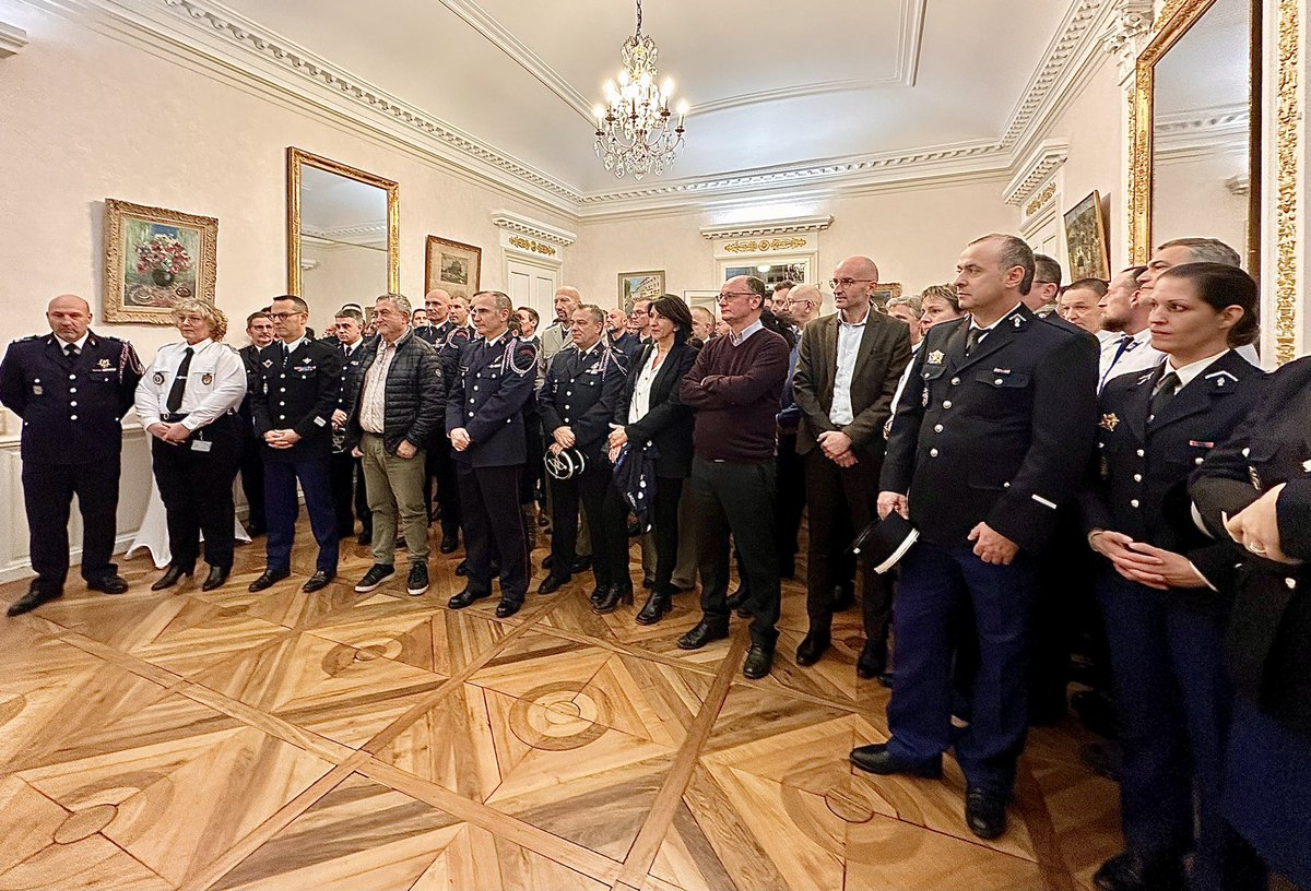 Prefet07's tweet image. #Voeux | Ce soir, Madame Sophie ELIZEON, préfète de l’Ardèche a présenté ses vœux aux #forces de #sécurité #intérieure. 👮🧑‍🚒

👉 Ce moment privilégié a permis de #remercier pour leur #engagement sans faille, et parfois au #péril de leur #vie, la @Gendarmerie_007, la