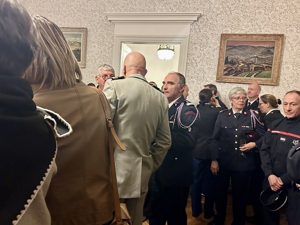 Prefet07's tweet image. #Voeux | Ce soir, Madame Sophie ELIZEON, préfète de l’Ardèche a présenté ses vœux aux #forces de #sécurité #intérieure. 👮🧑‍🚒

👉 Ce moment privilégié a permis de #remercier pour leur #engagement sans faille, et parfois au #péril de leur #vie, la @Gendarmerie_007, la