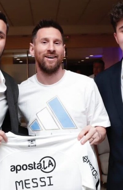 Famosos que usaron o posaron con la camiseta oficial o de entrenamiento del Único Grande de este país ✨️

ABRO HILO 🧵

Empiezo: