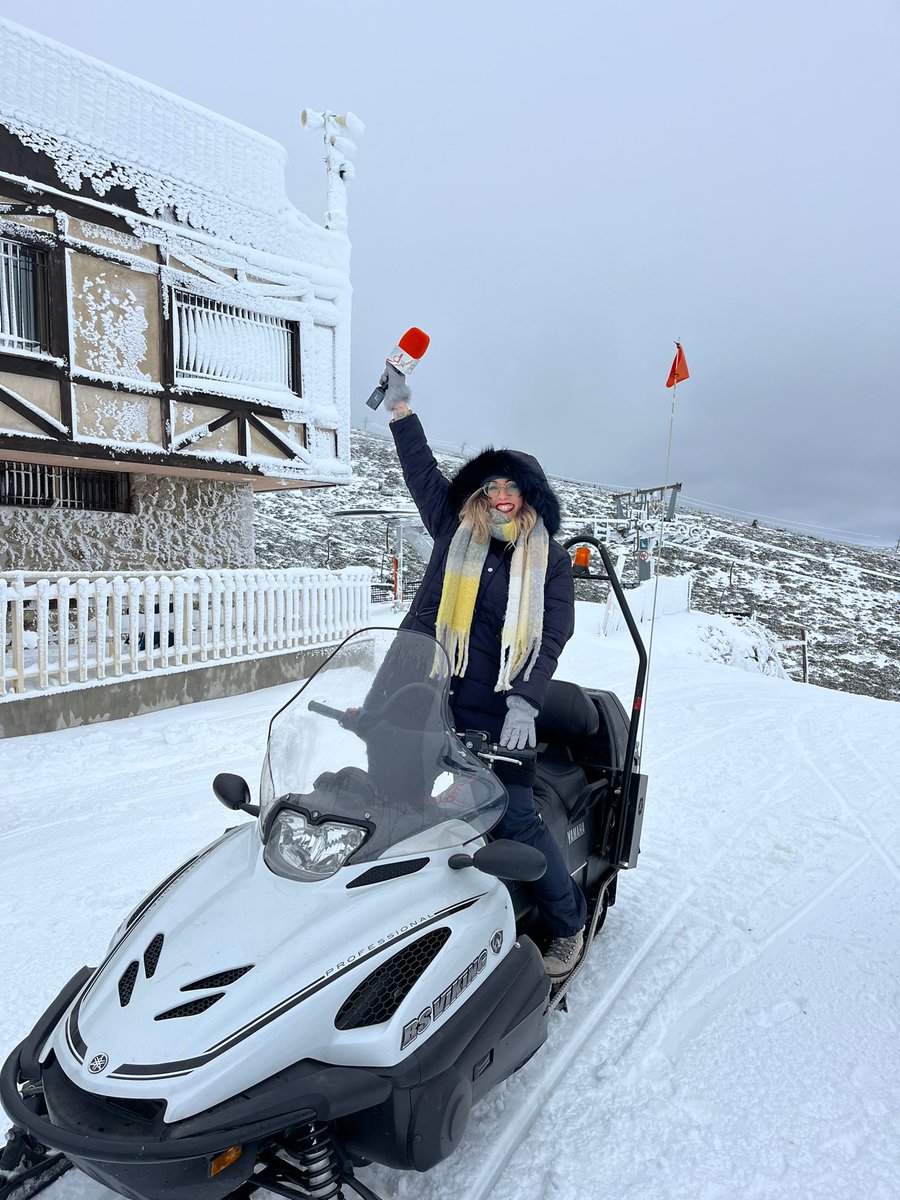La nieve ya cubre parte de la Sierra de Guadarrama y  <a href="/CarlaDiazSe/">Carla Díaz</a> da fe desde Valdesquí❄️⛷️.

Seguiremos muy pendientes del tiempo en nuestra Comunidad a partir las 17:30h en <a href="/telemadrid/">Telemadrid</a> .

#DisfrutaMadridTM  
📲  Toda la información en la web ▶​ ​ telemadrid.es/programas/disf…