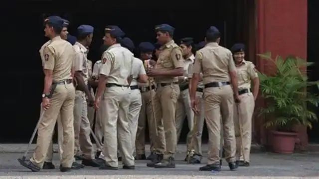 dilsekhaki's tweet photo. Two Delhi Police inspectors died after their car rammed into a stationary truck near the Kundli border in Haryana's Sonipat district.

That's why we need strict law which should be imposed asap regardless of the #TruckDriversProtest

#dilsekhaki 

#Delhi #DelhiPolice https://t.co/23JIpJchVV