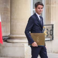 Fransa'nın yeni başbakanı Gabriel Attal oldu.

Henüz 34 yaşında. Sefarad yahudisi ve eşcinsel.

Dünya para gücünü elinde tutan yahudiler, Abraham Lincoln’den başlayarak ülkeler bazında siyasi gücü tesis etmek için her yere adamlarını koyuyorlar.

Bizimkisi de Sefarad yahudisi ve