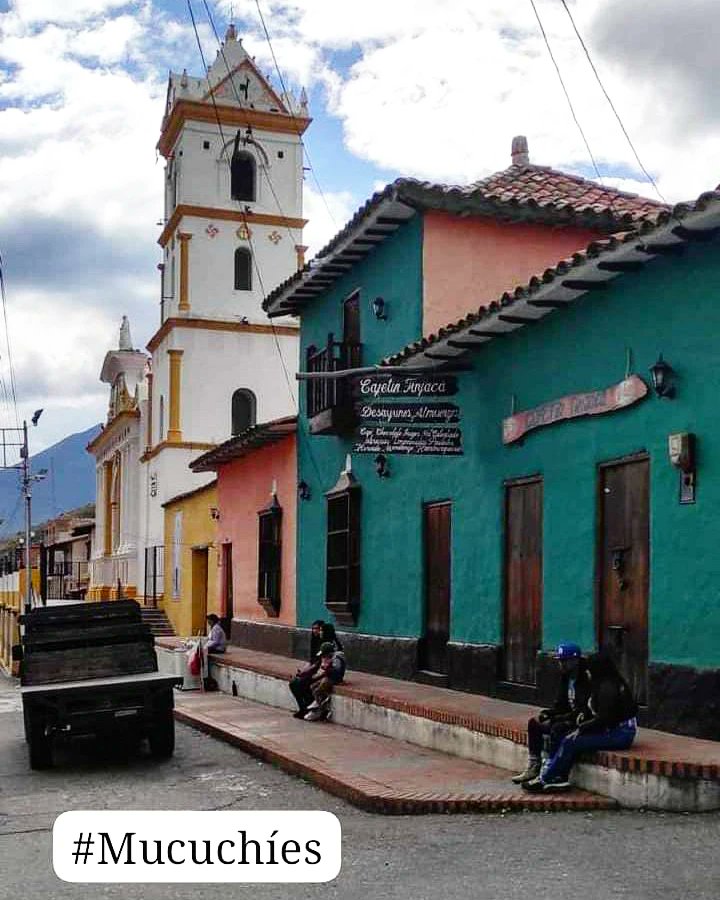 Discurso1's tweet photo. Mérida es un chocolate a las nueve de la noche. Es brisa mañanera de centro urbano con olor a manzanilla y voces del campo, que andan soltando su fábula con orgullo, sin ocultar el acento, ni la coma, ni el desenfado. https://t.co/L5Nalmjfr0