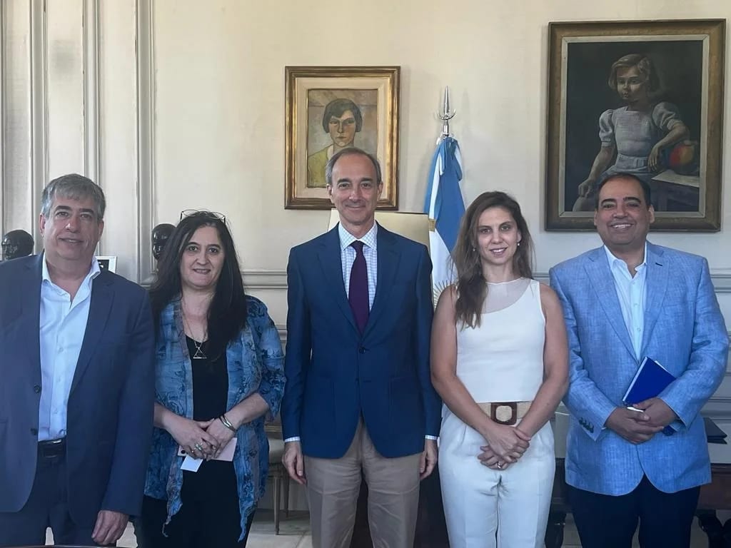 AIEPA_AIEPBA's tweet photo. Mantuvimos una reunión con el Secretario de Educación de la Nación Carlos Torrendell en el Palacio Pizzurno. Presentamos al titular de educación distintas propuestas y trabajamos sobre problemáticas del sector.
Agradecemos la cordialidad del encuentro y la disponibilidad. https://t.co/dWhn8bb8QX