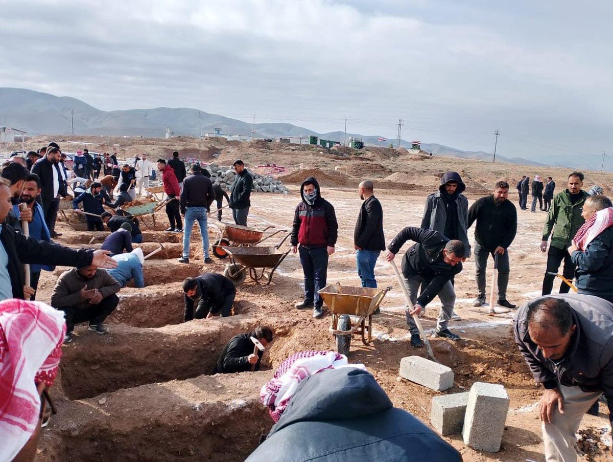Voice_Of_Yazidi's tweet photo. Sinjar (VOY)- A cemetery is being set up for #Yazidi victims slaughtered by ISIS on Aug 3, 2014 in #Hardan village. #YazidiGenocide https://t.co/3adENe9h7Y