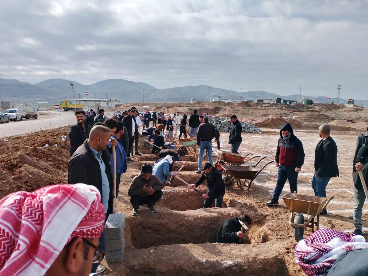 Sinjar (VOY)- A cemetery is being set up for #Yazidi victims slaughtered by ISIS on Aug 3, 2014 in #Hardan village. #YazidiGenocide