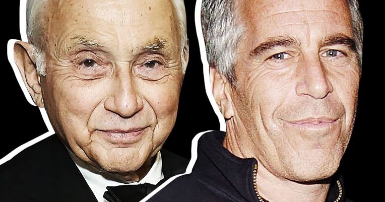 ABD’li çocuk istismarcısı milyarder Jeffrey Epstein’ın özel pilotu Nadya Marçinko, Epstein’ın Türkiye’den kız çocuklarını kaçırttığı ve Amerika’ya getirdiği ortaya çıktı
▪️Kurduğu çocuk ticareti ve fuhuş çetesi eski ABD Başkanı Bill Clinton ile de iş yapmış.
#HakMedya #news