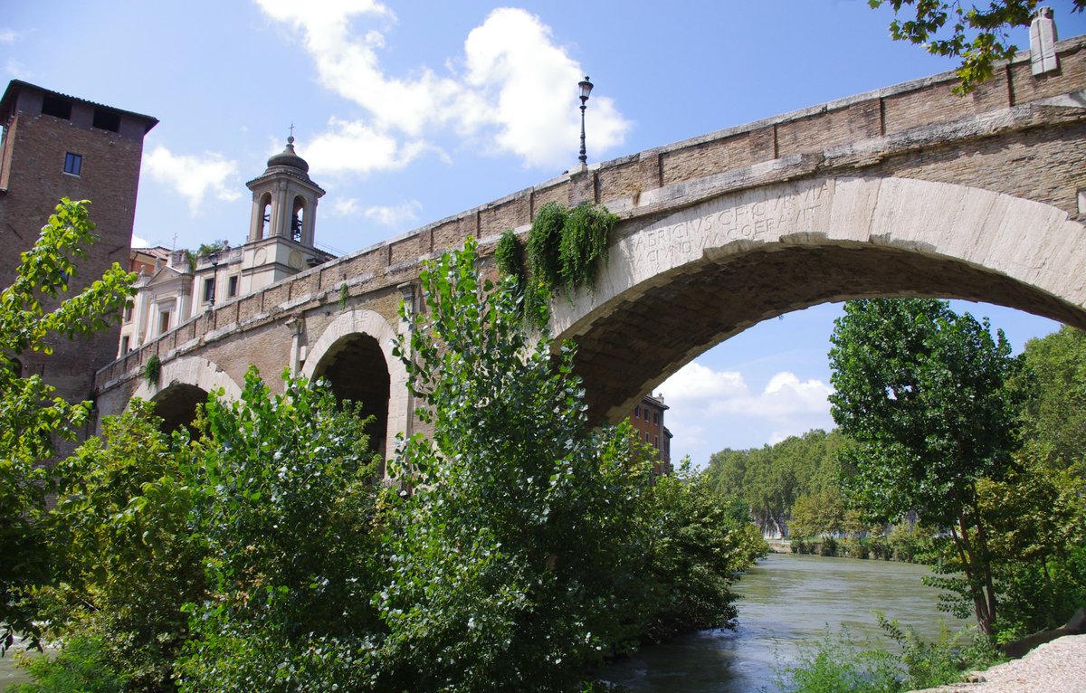 En #RDC nous sommes incapables de construire un petit pont en bois pour éviter que ces femmes qui font leur commerce tombent dans des rivières.

Mais à Rome, ils ont construit ce pont durable et qui date de 2085 ans. Pourtant, ces Italiens étaient plus pauvres que nous à l'époque