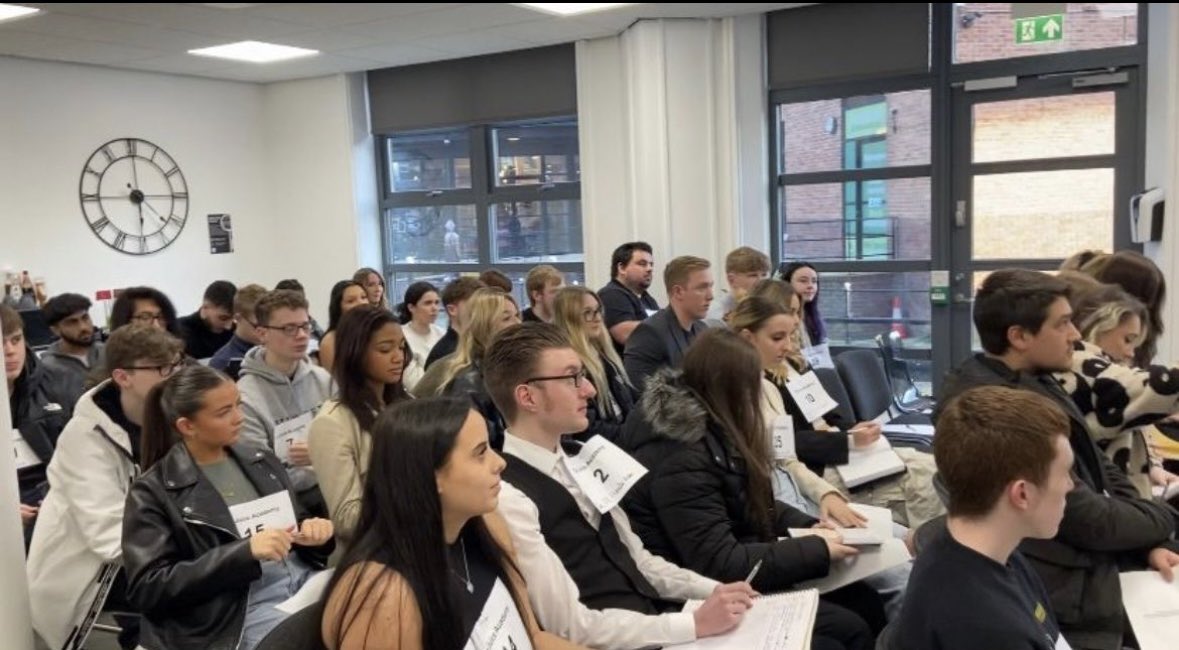 Please share ☺️: lots of bright young things looking for a new/first ever role in 2024 and a few open spaces for employers on <a href="/TheJuiceAcademy/">The Juice Academy</a> February intake! Shout if you want to start the new year with new energy in your social comms as well as help jump start a new career! 🧡