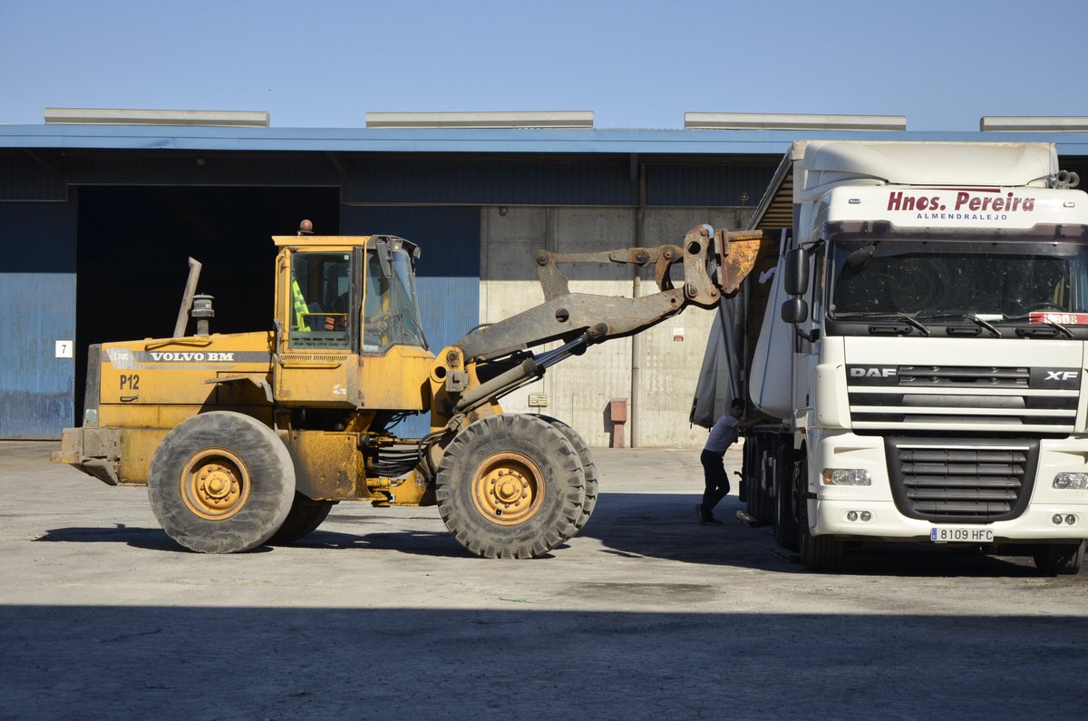 Disponer de los mejores medios junto con el mejor equipo de expertos en #logistica y #transporte es fundamental para dar un excelente servicio al cliente. En esta ocasión, las fotografías que os compartimos tratan de una operativa en nuestras instalaciones de #Sevilla.