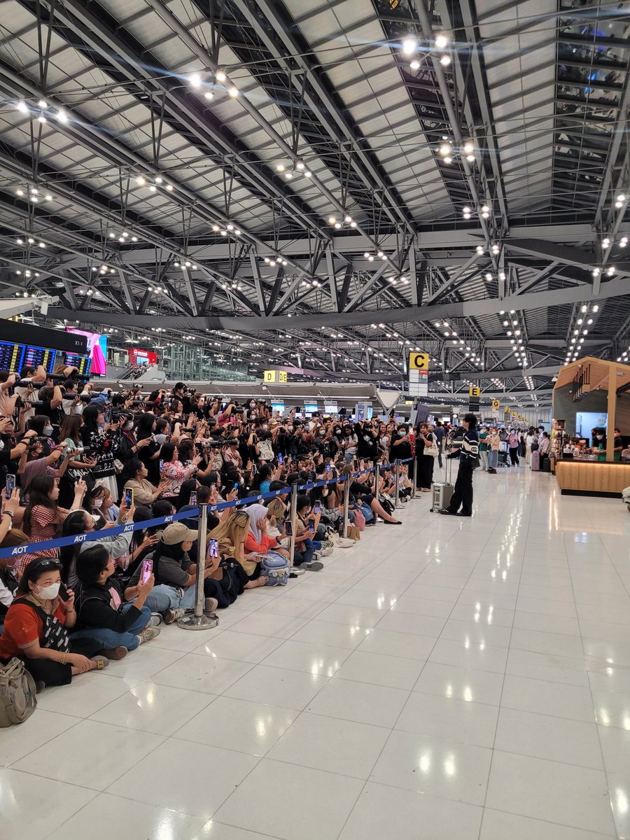 Gulfkanawutofc's tweet photo. งานแรกของปี กำลังใจล้นเลยค่า อบอุ่นมากๆ🥰🥰 

#GUCCIxGULFflytoMilan https://t.co/wpxSGrxFl4