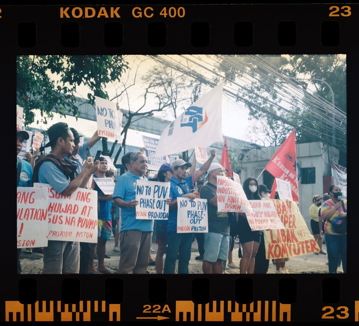 aoxree's tweet photo. 12/31/23 

- pagkilos sa harap ng ltfrb laban sa itinakdang deadline ng sapilitang puv consolidation 

🎞️ kodak ultramax 400
📷 ricoh xr 500

#NoToPUVPhaseout https://t.co/sIv27WFFUi