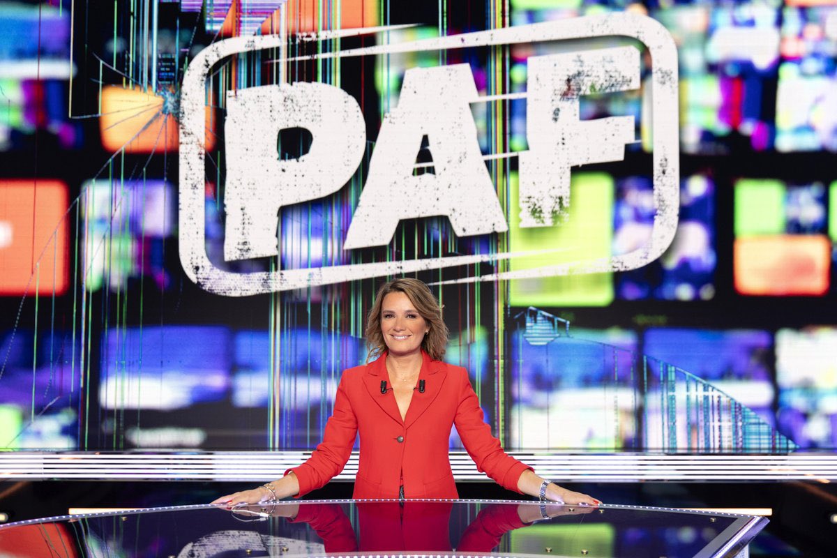TBT9_W9's tweet photo. 📺 @PascaledeLaTour vous donne rendez-vous dans #PAF dès 17h50 sur @C8TV !

Au programme ce soir :

🔮 Que va-t-il se passer en 2024 ? Annabelle De Villedieu, médium, répond à toutes nos questions ! 

🦠 L’épidémie de gastro se propage dans toute la France : comment faire pour l’éviter ? 

🚨 Greffée des 2 poumons à cause de moisissures dans son logement, Marine témoigne dans PAF

À tout de suite !