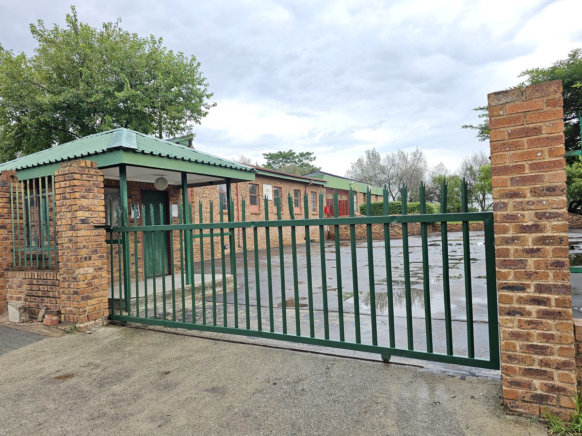 MzwaneleManyi's tweet photo. I arrived at Marlboro Labour Centre, GP, at 15h40 today for an unannounced oversight visit.
Doors locked.
There was not one person from the Dept of Labour in the premises.
Security said they left at 15h00, yet the working hours on the notice board indicate 16h00 closing time. https://t.co/ifHrHsEwTo
