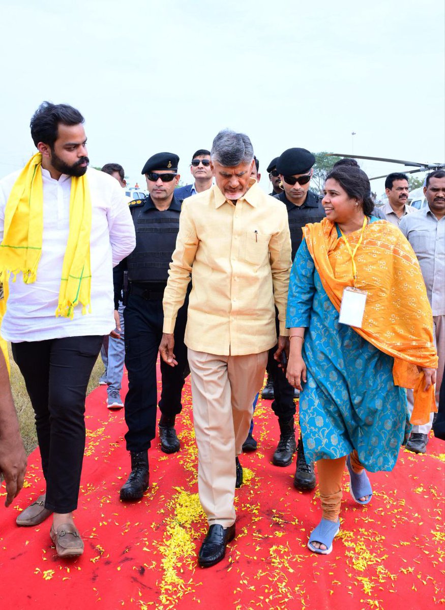 nandyalanews's tweet photo. నంద్యాల జిల్లా ఆళ్లగడ్డలో మంగళవారం నిర్వహించిన రా..కదలిరా సభలో చంద్రబాబు గారు 
@bhuma_akhila
@iBhumaBrahma
@JaiTDP
@ncbn
@naralokesh

#CBNinAllagadda #Allagadda #Nandyala #NaraChandrababuNaidu #NandyalaNews https://t.co/m6EVoNf9G1