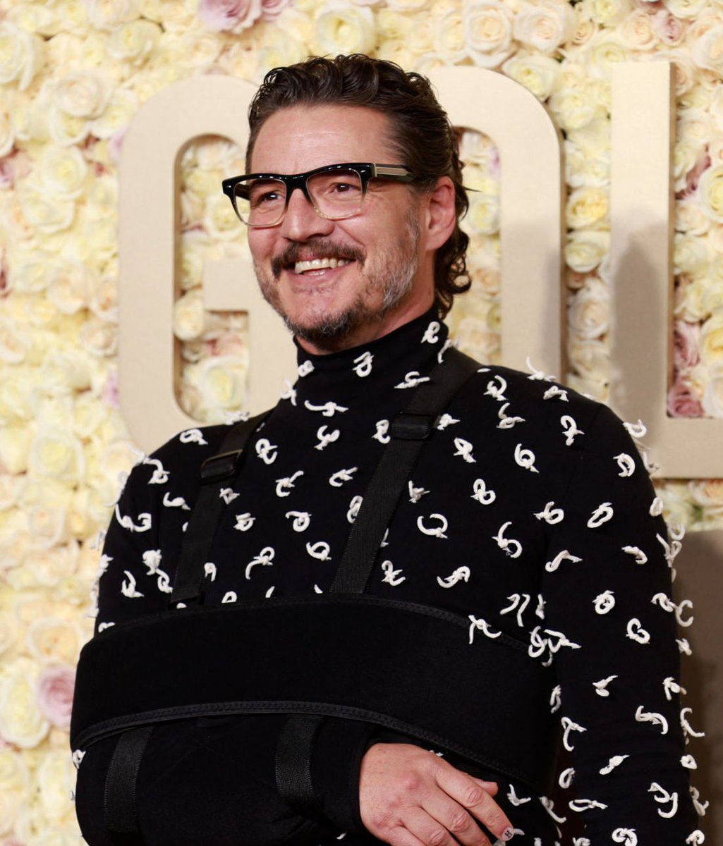 PedroPascalNews's tweet image. O braço de Pedro Pascal está em uma tipoia porque ele caiu da escada na casa de sua família durante suas férias de fim de ano no Chile.

Pedro está aguardando para fazer uma cirurgia no final deste mês. Ele espera estar pronto para voltar ao trabalho quando a segunda temporada de…