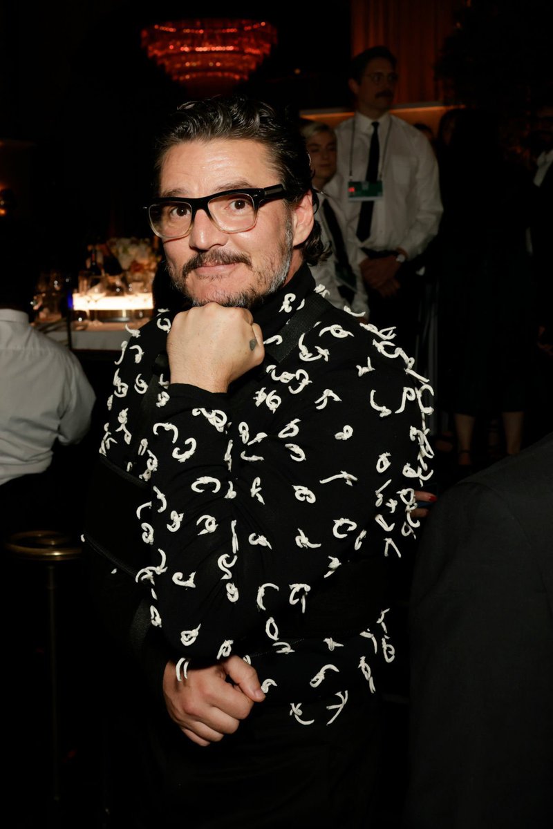 PedroPascalNews's tweet image. O braço de Pedro Pascal está em uma tipoia porque ele caiu da escada na casa de sua família durante suas férias de fim de ano no Chile.

Pedro está aguardando para fazer uma cirurgia no final deste mês. Ele espera estar pronto para voltar ao trabalho quando a segunda temporada de…