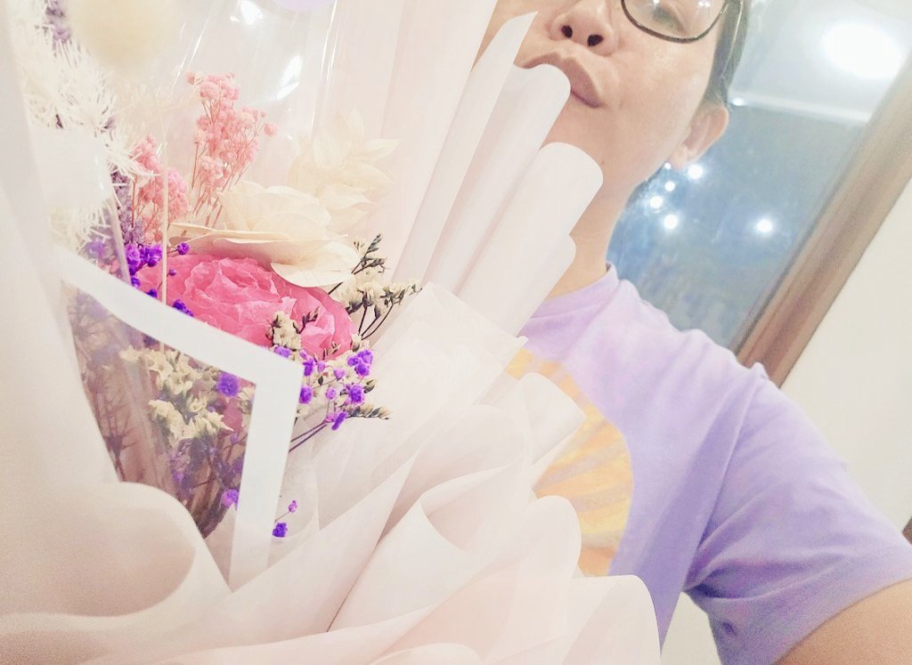 ate called us knina our baybeee's cryin' daw haha. we gave her bouquet to cheer her up. KD heart nya po is bleeding. told her na R.E.A.L. is better than R.e.e.l. u have ur VIPs, B solid &amp; us staying beside u all throughout ur kd fangurling. Pusshhh.....