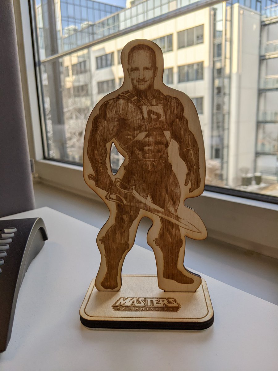 Also ich muss schon sagen, das ist definitiv eines der besten Geschenke ever. 🤩 Ganz lieben Dank an den wunderbaren <a href="/derHerrNerd/">Herr Nerd</a> für dieses Unikat. Und die Details! Nicht nur der perfekt nachempfundene Körperbau (I wish!) sondern auch das PLAION Logo auf der Brust! 😁