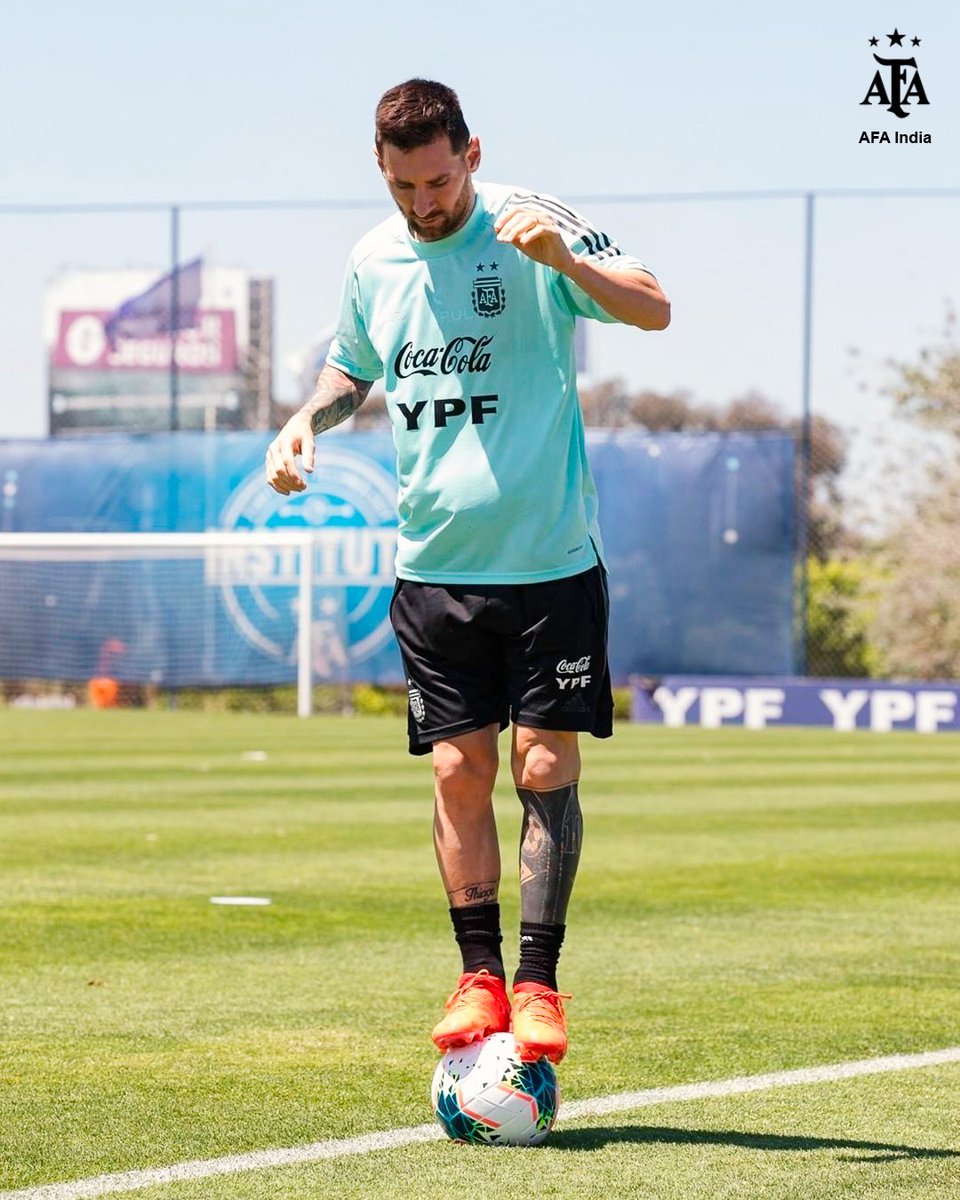EditsBoke's tweet photo. Lionel imitando a su idolo https://t.co/gN2k7x3mhH