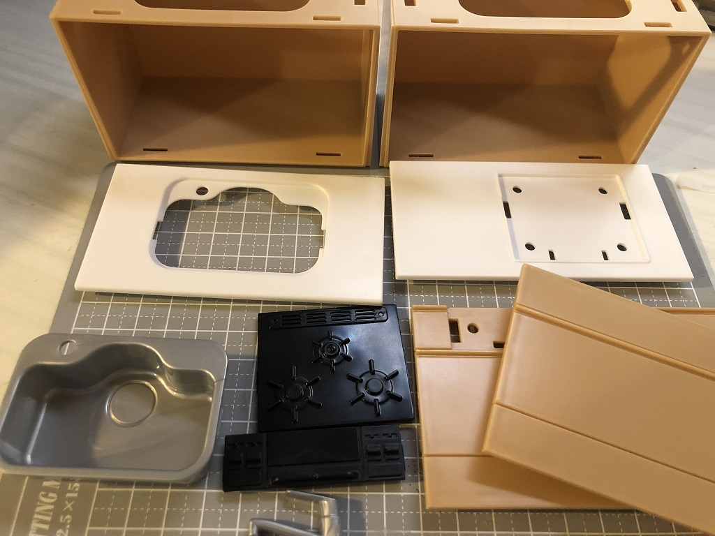 ついに地元のセリアに山田化学工業のミニチュアシンクとコンロが入荷した！
とりあえずばらす所からー！ひゃっはー！
#山田化学