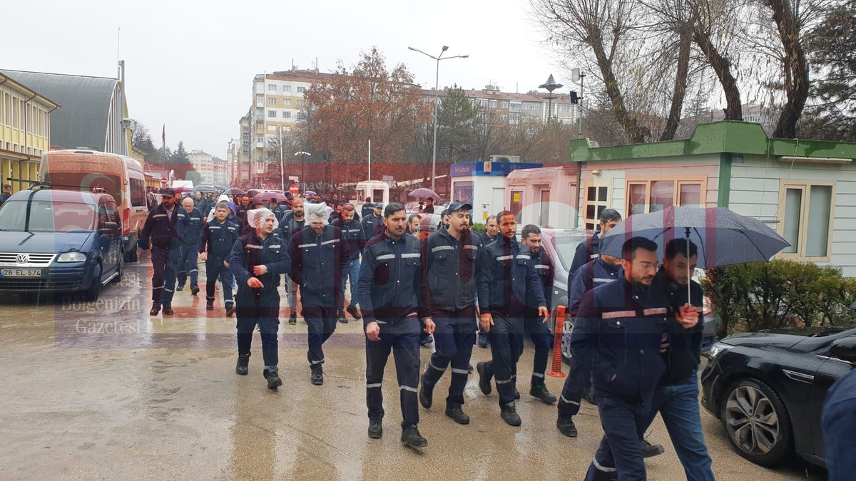 anadolugzt's tweet photo. Türkiye Raylı Sistem Araçları Sanayii A.Ş. (TÜRASAŞ) Eskişehir Bölge Müdürlüğü’nde çalışan yüzlerce işçi, maaşlarının yetersiz olması ve özlük haklarının iyileştirilmemesi gerekçesiyle alanlara indi. İşçiler tarafından “Seyyanen hakkımız, söke söke alırız” sloganları atıldı. https://t.co/eNocdDr73U