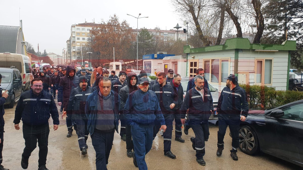 anadolugzt's tweet photo. Türkiye Raylı Sistem Araçları Sanayii A.Ş. (TÜRASAŞ) Eskişehir Bölge Müdürlüğü’nde çalışan yüzlerce işçi, maaşlarının yetersiz olması ve özlük haklarının iyileştirilmemesi gerekçesiyle alanlara indi. İşçiler tarafından “Seyyanen hakkımız, söke söke alırız” sloganları atıldı. https://t.co/eNocdDr73U