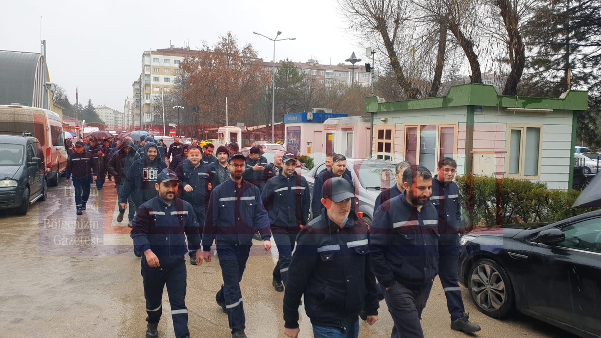 anadolugzt's tweet photo. Türkiye Raylı Sistem Araçları Sanayii A.Ş. (TÜRASAŞ) Eskişehir Bölge Müdürlüğü’nde çalışan yüzlerce işçi, maaşlarının yetersiz olması ve özlük haklarının iyileştirilmemesi gerekçesiyle alanlara indi. İşçiler tarafından “Seyyanen hakkımız, söke söke alırız” sloganları atıldı. https://t.co/eNocdDr73U