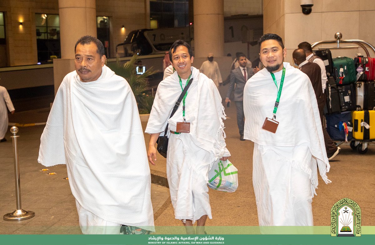 Saudi_Moia's tweet photo. وصل مساء أمس الاثنين المستضافين ضمن برنامج ضيوف #خادم_الحرمين_الشريفين للحج للعمرة والزيارة والذي تنفذه وتشرف عليه وزارة الشؤون الإسلامية والدعوة والإرشاد، لمقر إقامتهم في مكة المكرمة، قادمين من المدينة المنورة، بعد أن أمضوا هناك نحو 6 أيام.
وكان في استقبالهم لدى وصولهم مكة المكرمة عدد من مسؤولي البرنامج، حيث جرى استقبالهم بماء زمزم والقهوة السعودية، ثم توجهوا للحرم المكي لأداء مناسك العمرة.

https://t.co/tFaksk8gg6