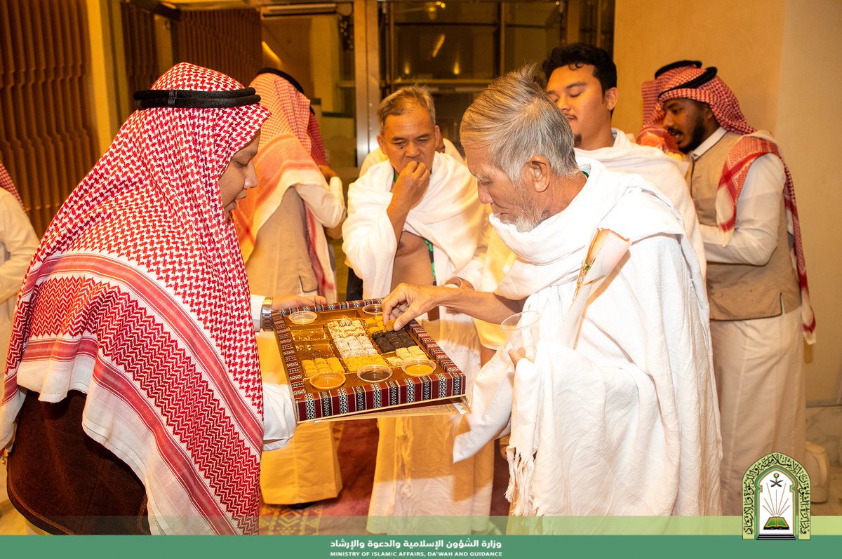 Saudi_Moia's tweet photo. وصل مساء أمس الاثنين المستضافين ضمن برنامج ضيوف #خادم_الحرمين_الشريفين للحج للعمرة والزيارة والذي تنفذه وتشرف عليه وزارة الشؤون الإسلامية والدعوة والإرشاد، لمقر إقامتهم في مكة المكرمة، قادمين من المدينة المنورة، بعد أن أمضوا هناك نحو 6 أيام.
وكان في استقبالهم لدى وصولهم مكة المكرمة عدد من مسؤولي البرنامج، حيث جرى استقبالهم بماء زمزم والقهوة السعودية، ثم توجهوا للحرم المكي لأداء مناسك العمرة.

https://t.co/tFaksk8gg6