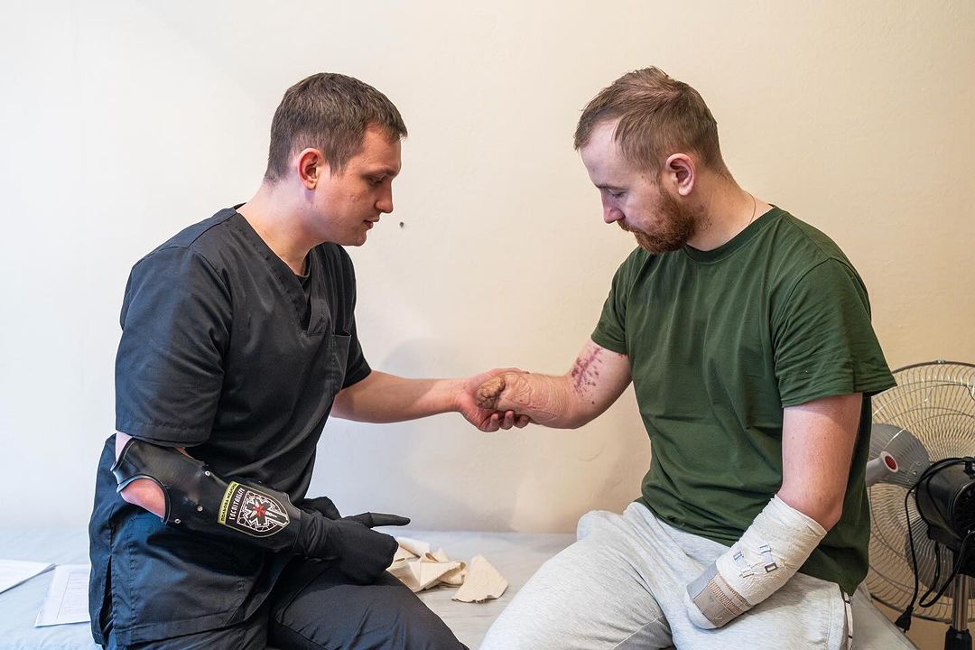DimSel007's tweet photo. 26-річний Алексіс "Корінф" Чолас, який пішов добровольцем бойовим медиком «Госпітальєрів», втратив праву руку, але завдяки роботизованому протезу від Esper Bionics🇺🇦 він може допомагати іншим пацієнтам, які втратили кінцівки
#EsperHand
📷Evgeniy Maloletka https://t.co/UYg3kj23bJ