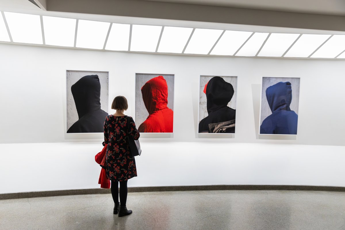 #JohnEdmonds’s 'Hood' series focuses on the hoodie—a recurrent icon of Black (urban) life. With their bodies turned away, the people depicted remain anonymous and thus imperceptible. #GoingDarkGuggenheim 📷: John Edmonds, 'Untitled (Hood 12),' 2014; 'Untitled (Hood 13),' 2014;…