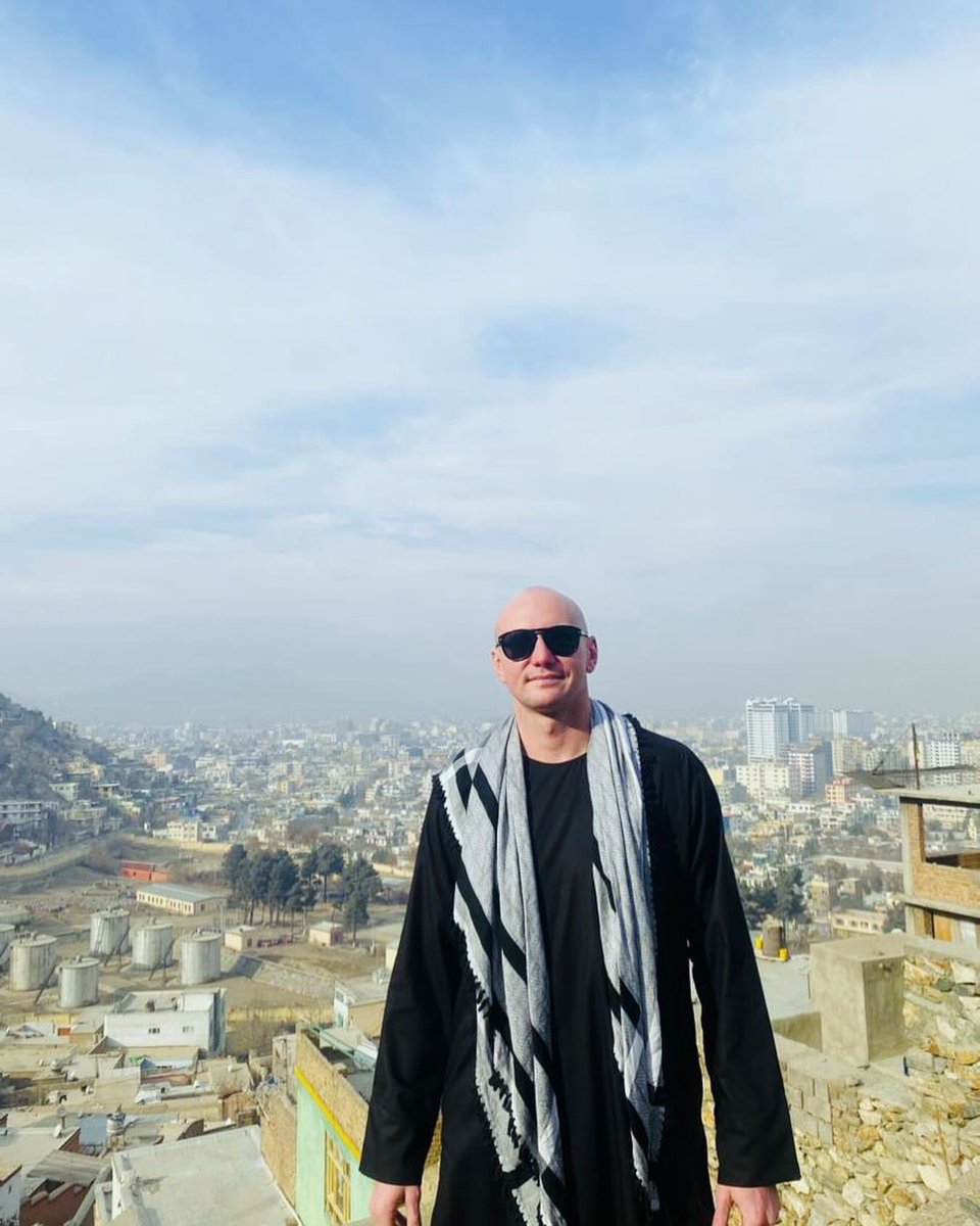 TheHelmand's tweet image. A tourist from USA 🇺🇸 visiting Kabul - Kandahar- Mazar e sharif. He has been loving the warm hospitality of Afghans.
This gives an important message to the world that Afghans are most welcoming when you visit them with peace, and most dangerous when the intention is to invade.