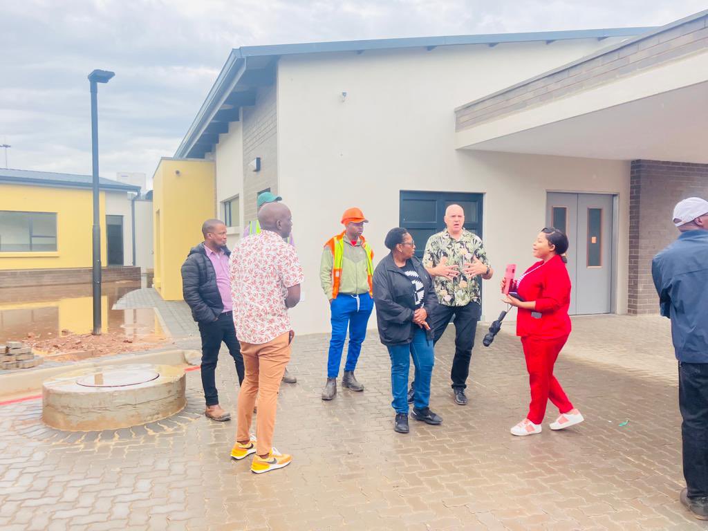 EFFSouthAfrica's tweet photo. ♦️Happening Now♦️

The City of Johannesburg MMC for Health and Social Development Cllr Ennie Makhafola is at Florida Clinic, Region C to inspect the completion of the first 24/7 Clinic to be unveiled soon.

#EFFInGovernment https://t.co/jYyPA6VE2u