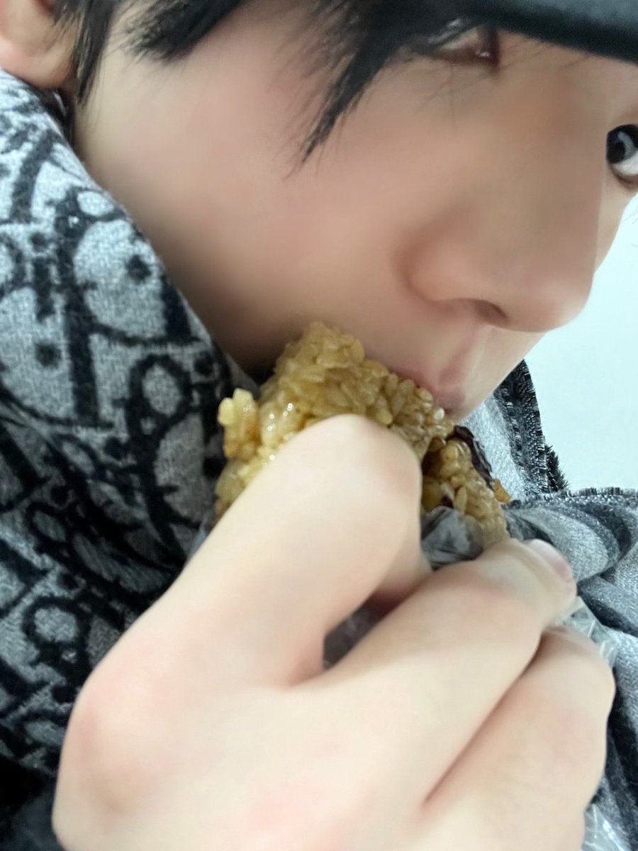 tewri_'s tweet photo. 하핳ㅎㅎ 약밥 쌀과자 이런거 좋아하는 한뽀돌 언제 안 귀엽냐 진짜루 https://t.co/zgW2MBAZJv