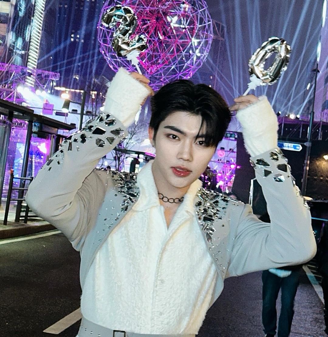 geunwuk's tweet photo. park gunwook but as you scroll he gets older 
— a thread 🤍 https://t.co/ZemhlEY8QC