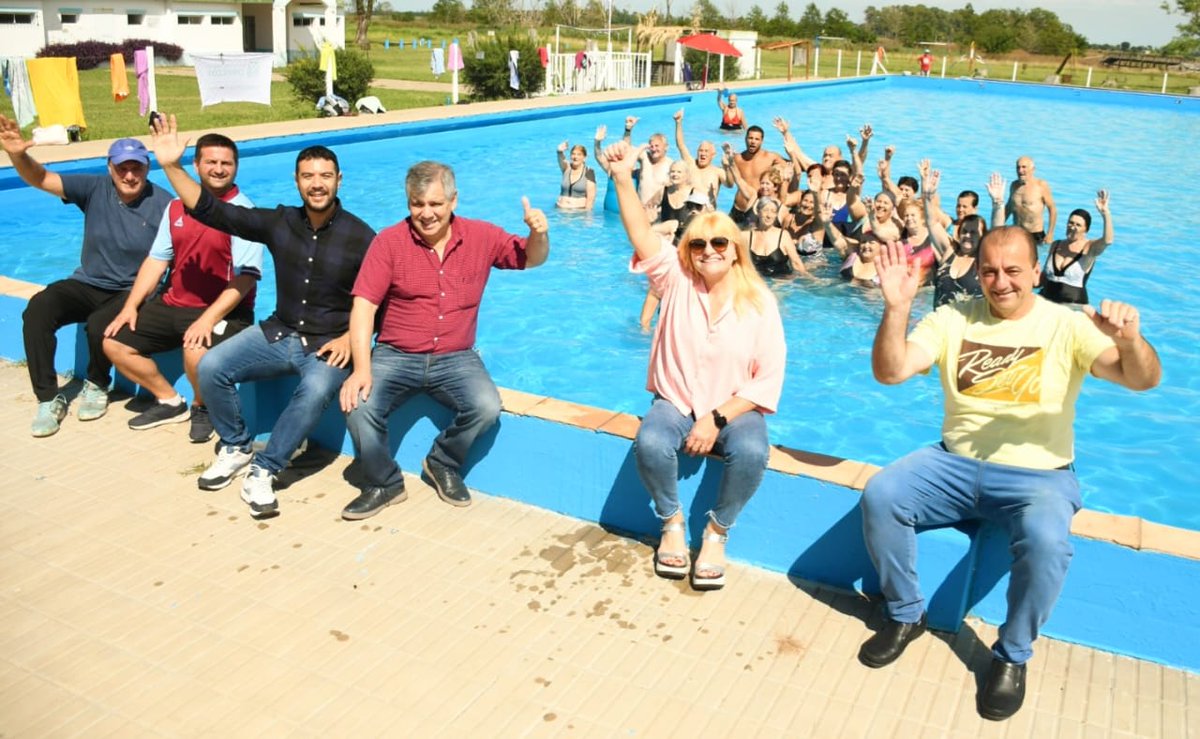 MuniChivilcoy's tweet photo. #AHORA El intendente @BritosGuillermo, junto a la jefa de Gabinete @SabellaMarcela y funcionarios municipales, acompañan el inicio de la Colonia municipal de adultos mayores en el Parque Martija 🏖️ ☀️

🔍 https://t.co/Zwy3hGLoRU https://t.co/uNk6Isax8Q