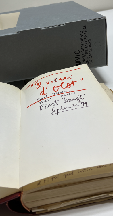 uvic_biblioteca's tweet photo. 📹En el fons Emili Teixidor de la @uvic_ucc hi tenim el primer esborrany del guió d’El Vicari d’Olot, una de les pel·lícules més conegudes de #VenturaPons 

👇Per a més informació
https://t.co/VfLdyb3KDw https://t.co/6NXlWY7U9b