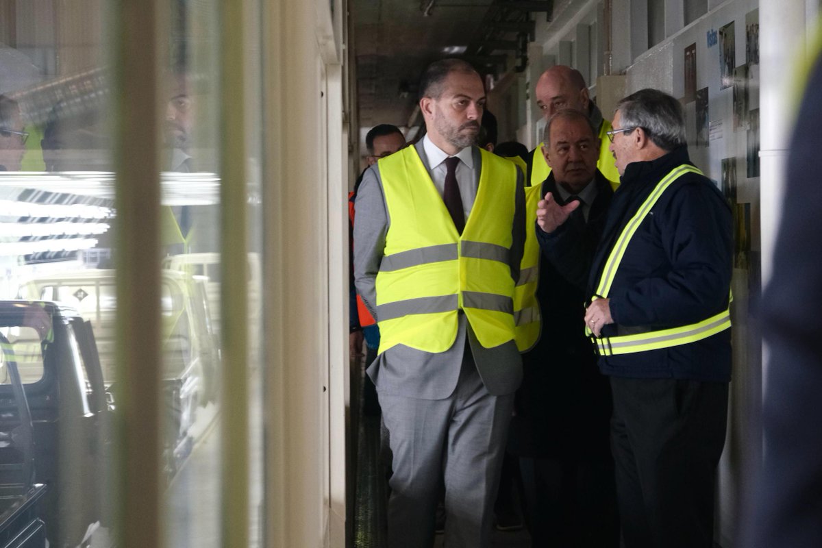ambiente_pt's tweet photo. Com @antoniocostapm; o #MEM, António Costa Silva; o #SEMU, Jorge Delgado; e o edil de Ovar, Salvador Malheiro, o #MAAC, Duarte Cordeiro, visitou a Toyota Caetano Portugal. Testou o Accessible People Mover, veículo sustentável no #PRR via Agendas Mobilizadoras.
📷Diana Quintela https://t.co/AatRLx6mdQ
