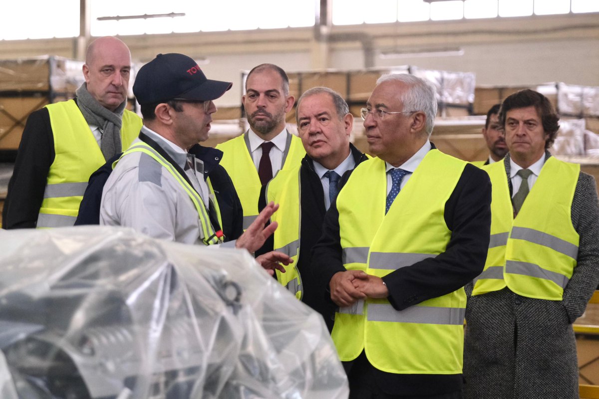 ambiente_pt's tweet photo. Com @antoniocostapm; o #MEM, António Costa Silva; o #SEMU, Jorge Delgado; e o edil de Ovar, Salvador Malheiro, o #MAAC, Duarte Cordeiro, visitou a Toyota Caetano Portugal. Testou o Accessible People Mover, veículo sustentável no #PRR via Agendas Mobilizadoras.
📷Diana Quintela https://t.co/AatRLx6mdQ