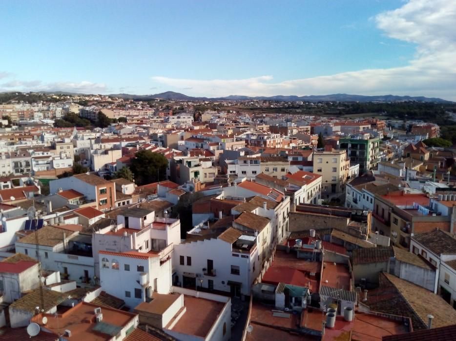 RCubelles's tweet photo. Cubelles ja dobla la població que tenia fa 20 anys. Segons les xifres oficials del padró municipal publicades per l’IDESCAT i amb data d’1 de gener del 2023, Cubelles ja frega els 17.000 habitants, concretament, 16.914. https://t.co/sGBbBkaf8H https://t.co/p866zL3SwJ