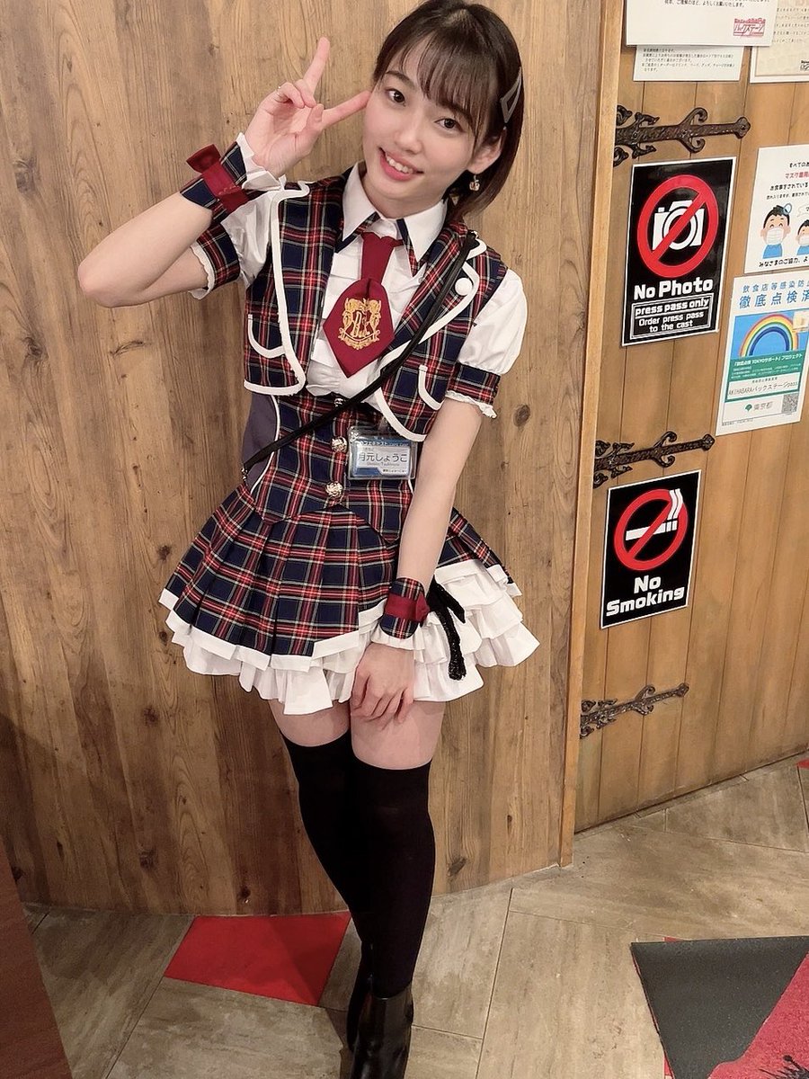 shoko5286's tweet photo. #しょこむーん 現役から卒業後にかけての制服写真を並べてみる←
4枚しか同時に載せられないのが残念😂
元 #バクステ外神田一丁目　9期生
🌙月元しょうこでした🌙

お疲れさまでした！プロデューサー！！！ https://t.co/dNcdb3KTxC