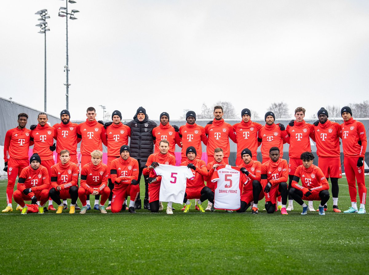 FCBayernEN's tweet photo. The team trained wearing black armbands today in memory of Franz Beckenbauer 🔴⚪️ https://t.co/mAEeczZFre