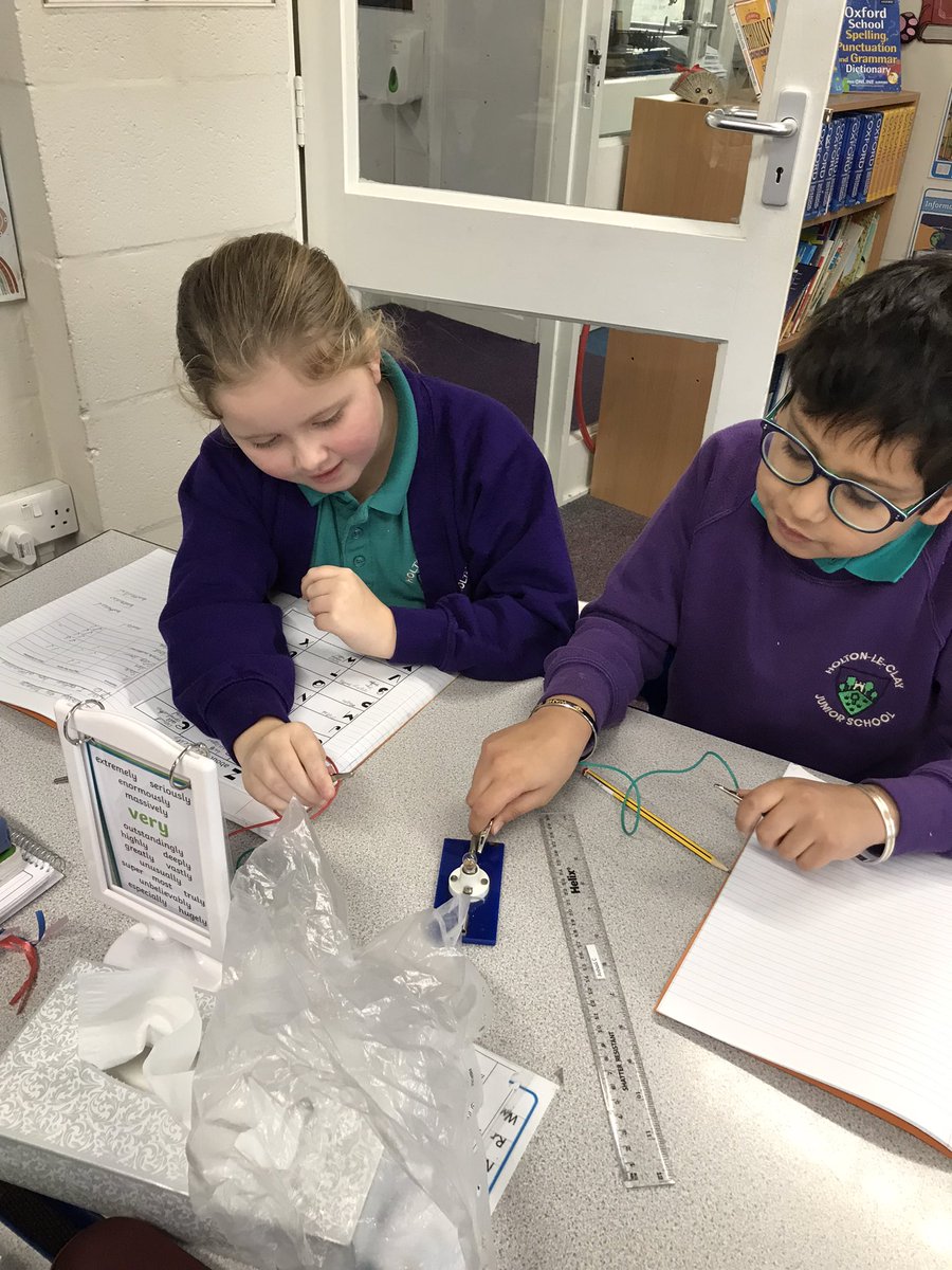 Can the bright sparks in YEAR 4 build a circuit?
