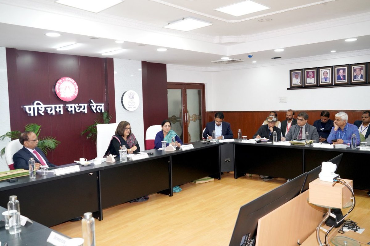 रेलवे बोर्ड अध्यक्ष एवं  मुख्य कार्यकारी अधिकारी श्रीमती जया वर्मा सिन्हा की अध्यक्षता में आज दिनांक  09 जनवरी 2024 को पश्चिम मध्य रेल  में संरक्षा एवं अधोसरंचना सम्बंधी कार्यों की समीक्षा बैठक आयोजित की गई। <a href="/RailMinIndia/">Ministry of Railways</a>