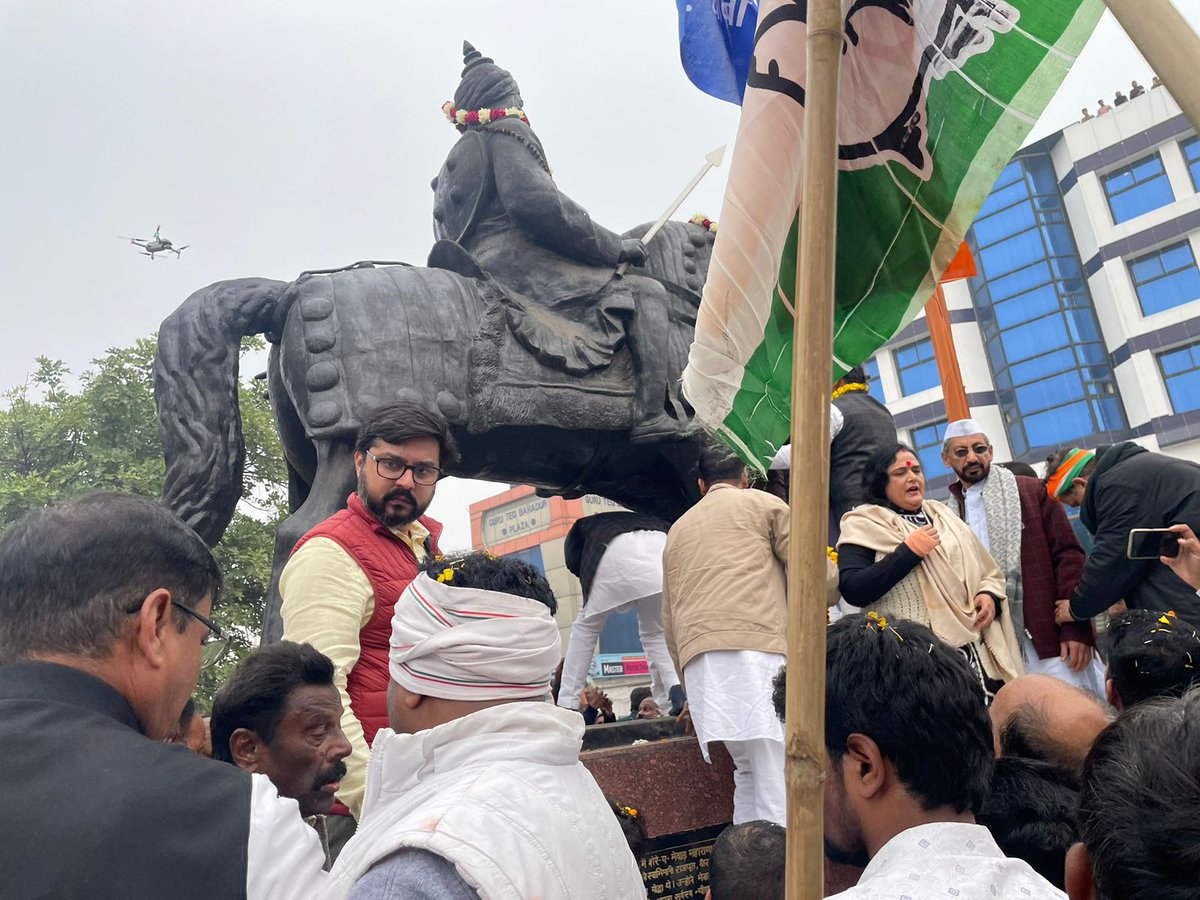 tanujpuniaINC's tweet photo. आज यू पी जोड़ो यात्रा का आगाज़ रकाबगंज लखनऊ से होते हुए समापन शहीद स्मारक लखनऊ में हुआ। इस यात्रा में चारबाग़ स्टेशन पर स्वागतकर्ताओं व कांग्रेस प्रतिनिधियों एवं साथियों के साथ मिलकर इस यात्रा को सफल बनाने में अपना अहम योगदान दिया।
जय कांग्रेस विजय कांग्रेस
#UPJodoYatra https://t.co/8IaxTUqqUf