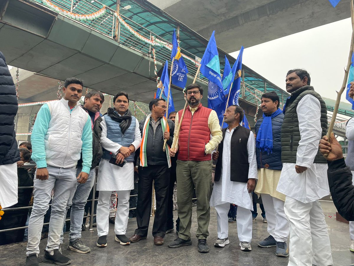 tanujpuniaINC's tweet photo. आज यू पी जोड़ो यात्रा का आगाज़ रकाबगंज लखनऊ से होते हुए समापन शहीद स्मारक लखनऊ में हुआ। इस यात्रा में चारबाग़ स्टेशन पर स्वागतकर्ताओं व कांग्रेस प्रतिनिधियों एवं साथियों के साथ मिलकर इस यात्रा को सफल बनाने में अपना अहम योगदान दिया।
जय कांग्रेस विजय कांग्रेस
#UPJodoYatra https://t.co/8IaxTUqqUf
