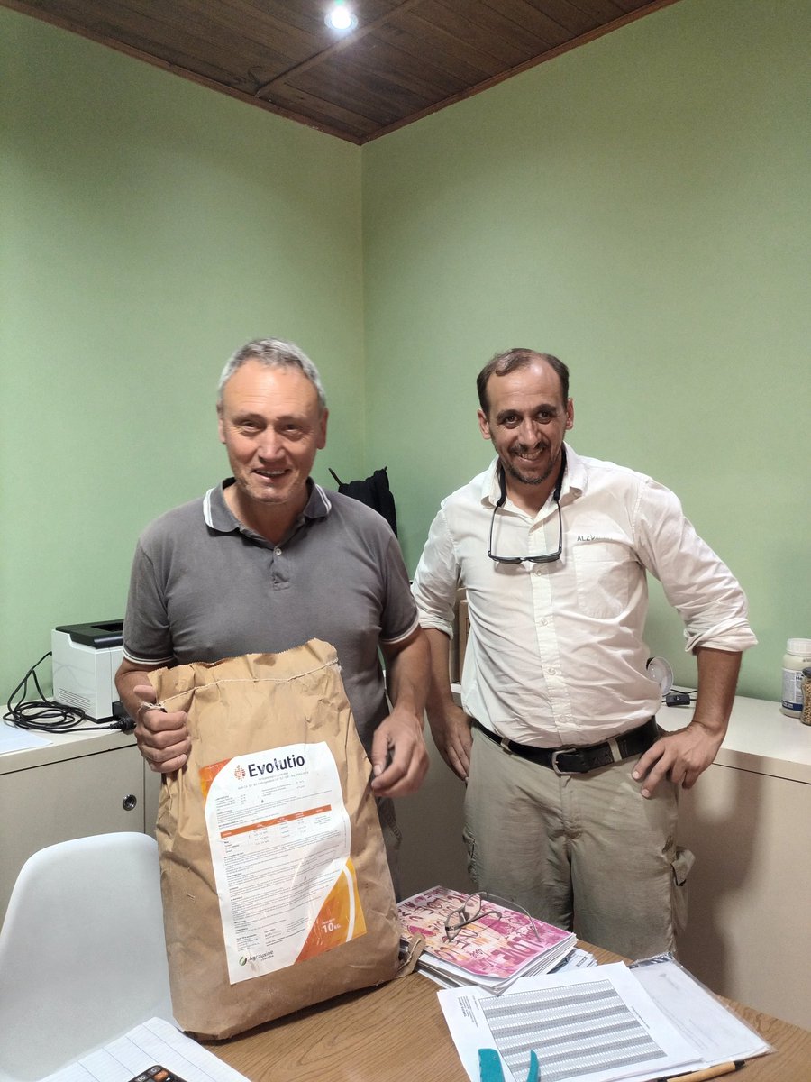 cm_rossetti's tweet photo. Capacitación sobre uso y momento de aplicación de nuestro bioactivador #Evolutio, con nuestro distribuidor #CEFASRL, en la localidad de #Ranchos. @ALZ_Agro https://t.co/AgecbYeeQS