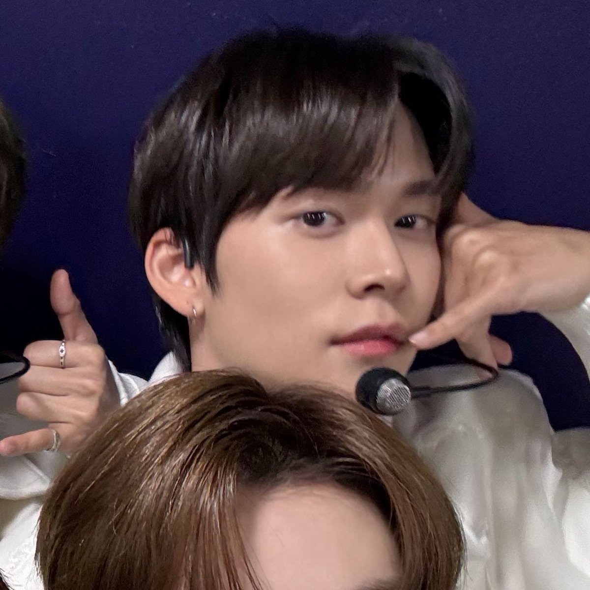 sui_seok's tweet photo. ウンソクさんが､写真撮られる時にちょっとズレたキメ顔をすることのファンです https://t.co/UAUSowgtiv