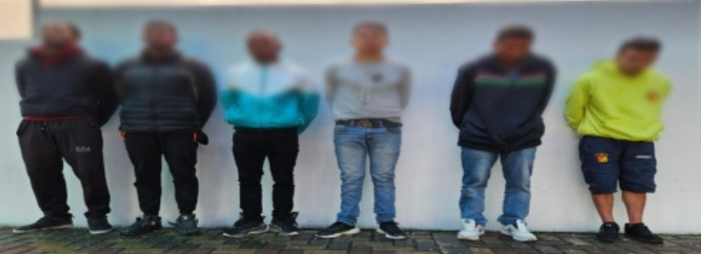 PoliciaEcuador's tweet photo. APREHENDIMOS A 6 IMPLICADOS EN TENENCIA ILEGAL DE MATERIAL EXPLOSIVO Y SUSTANCIAS SUJETAS A FISCALIZACIÓN 

Tras labores investigativas desplegadas en las inmediaciones del Terminal Terrestre de #Loja y allanamientos en otros sectores de la ciudad. 

Indicios:
-3 tacos de dinamita y cordón detonante 
-109 gramos de marihuana 
-2 motocicletas y más objetos 

#SinTreguaAlDelito